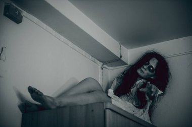 Asyalı kadın makyajı hayaleti, arka plan korku sahnesi, Cadılar Bayramı festivali konsepti, hayalet filmleri afişi, dairede kızgın ruh.