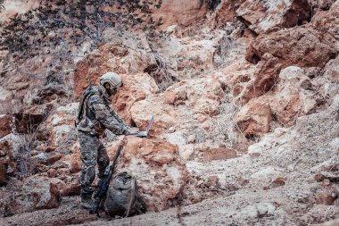 Tayland çölündeki savaşlarda özel kuvvetlerin askerleri, ordu askeri harekat sırasında telsiz kullanarak uydu ile haritayı görmek için dizüstü bilgisayar kullanırlar.