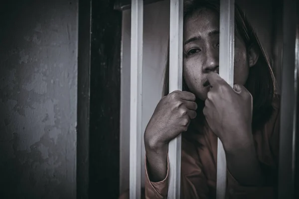 Händer Kvinnor Desperat Att Fånga Järn Fängelse Fånge Koncept Thailand — Stockfoto