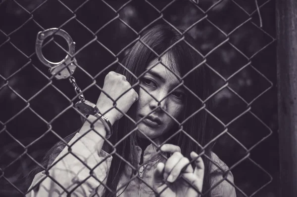 Portret Van Vrouwen Wanhopig Zoek Naar Ijzeren Gevangenis Gevangene Concept — Stockfoto