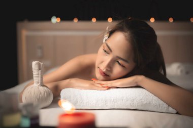 Asyalılar güzel bir kadın uyur, masaj yapar, sıkı çalışmaktan yorulduktan sonra dinlenir, Taylandlılar