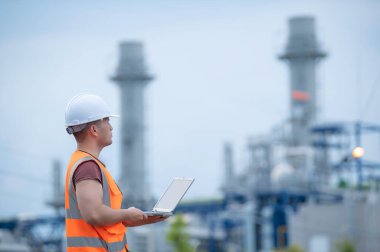 Elektrik santralinde çalışan iki mühendis, birlikte mutlu bir şekilde çalışıp, sorunu çözümlemede birbirlerine yardım ederek, kalkınma yönergeleri hakkında danışmanlık yaparak,