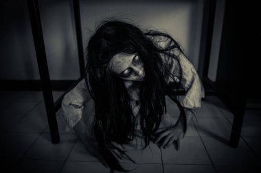 Asyalı kadın makyajı hayaleti, arka plan korku sahnesi, Cadılar Bayramı festivali konsepti, hayalet filmleri afişi, dairede kızgın ruh.