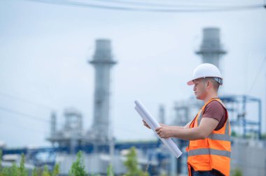 Elektrik santralinde çalışan iki mühendis, birlikte mutlu bir şekilde çalışıp, sorunu çözümlemede birbirlerine yardım ederek, kalkınma yönergeleri hakkında danışmanlık yaparak,