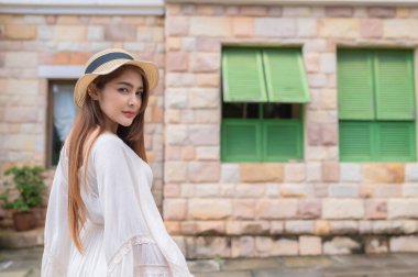 Asyalı bir kadın eski İtalya tarzında seyahat ediyor, yalnız seyahat ediyor, bekar bir kızın yaşam tarzı, sisli bir dağ.