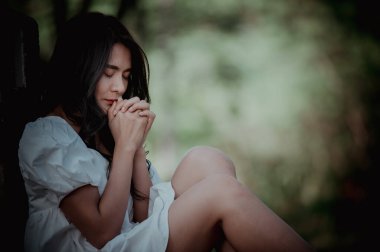 Asyalı güzel kız ormanda yalnız hissediyor, üzgün kadın konsepti, Taylandlı insanlar, sevgilisinden gelen aşka üzülen kadın, kırık bir kalp.