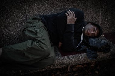 Asyalı adam yan yolda evsiz, yabancı biri yolda yalnız yaşamak zorunda çünkü ailesi yok..