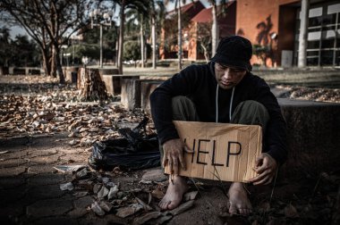 Asyalı adam yan yolda evsiz, yabancı biri yolda yalnız yaşamak zorunda çünkü ailesi yok..