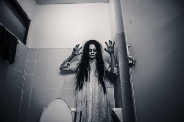 Asyalı kadın makyajı hayaleti, arka plan korku sahnesi, Cadılar Bayramı festivali konsepti, hayalet filmleri afişi, dairede kızgın ruh.