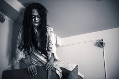 Asyalı kadın makyajı hayaleti, arka plan korku sahnesi, Cadılar Bayramı festivali konsepti, hayalet filmleri afişi, dairede kızgın ruh.