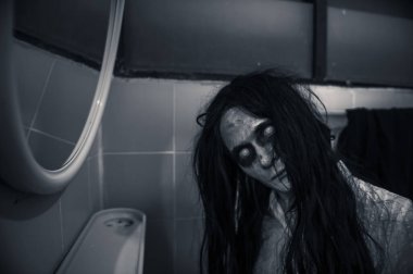 Asyalı kadın makyajı hayaleti, arka plan korku sahnesi, Cadılar Bayramı festivali konsepti, hayalet filmleri afişi, dairede kızgın ruh.