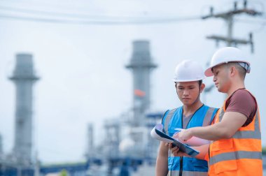 Elektrik santralinde çalışan iki mühendis, birlikte mutlu bir şekilde çalışıp, sorunu çözümlemede birbirlerine yardım ederek, kalkınma yönergeleri hakkında danışmanlık yaparak,