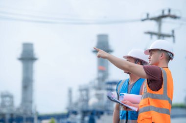 Elektrik santralinde çalışan iki mühendis, birlikte mutlu bir şekilde çalışıp, sorunu çözümlemede birbirlerine yardım ederek, kalkınma yönergeleri hakkında danışmanlık yaparak,