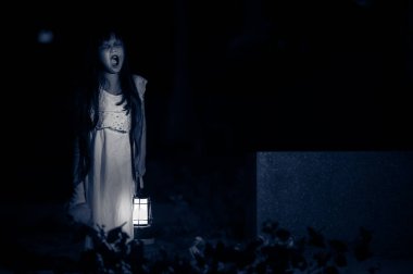 Gece üzgün çocuk hayaleti, Cadılar Bayramı festivali konsepti, 13. Cuma, korku filmi sahnesi, oyuncak bebeği olan bir kız.
