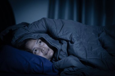 Asyalı kadınların büyük endişeleri var. Bu yüzden uyuyamıyor. İş stresi, bir hayalet görme hayali.