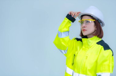 Beyaz arka planda Asyalı mühendis kadın