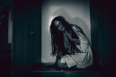 Asyalı kadın makyajı hayaleti, arka plan korku sahnesi, Cadılar Bayramı festivali konsepti, hayalet filmleri afişi, dairede kızgın ruh.