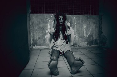 Asyalı kadın makyajı hayaleti, arka plan korku sahnesi, Cadılar Bayramı festivali konsepti, hayalet filmleri afişi, dairede kızgın ruh.