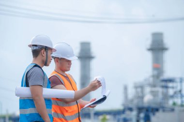 Elektrik santralinde çalışan iki mühendis, birlikte mutlu bir şekilde çalışıp, sorunu çözümlemede birbirlerine yardım ederek, kalkınma yönergeleri hakkında danışmanlık yaparak,