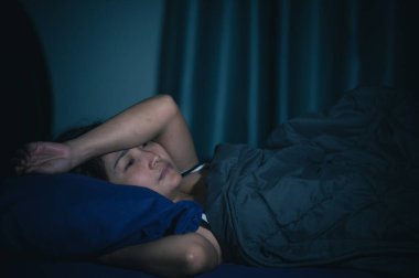 Asyalı kadınların büyük endişeleri var. Bu yüzden uyuyamıyor. İş stresi yüzünden.