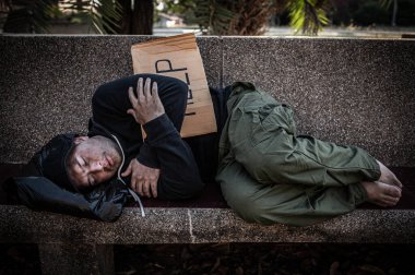 Asyalı adam yan yolda evsiz, yabancı biri yolda yalnız yaşamak zorunda çünkü ailesi yok..