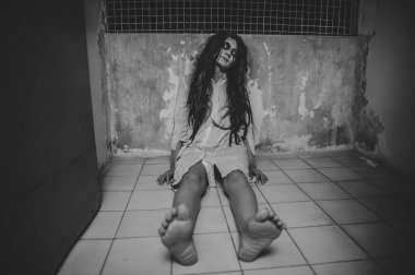 Asyalı kadın makyajı hayaleti, arka plan korku sahnesi, Cadılar Bayramı festivali konsepti, hayalet filmleri afişi, dairede kızgın ruh.