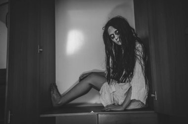 Asyalı kadın makyajı hayaleti, arka plan korku sahnesi, Cadılar Bayramı festivali konsepti, hayalet filmleri afişi, dairede kızgın ruh.