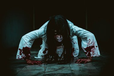 Asyalı kadın portresi, hayalet makyajı, arka plan korku sahnesi, Cadılar Bayramı festivali konsepti, hayalet filmleri posteri.