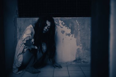 Asyalı kadın makyajı hayaleti, arka plan korku sahnesi, Cadılar Bayramı festivali konsepti, hayalet filmleri afişi, dairede kızgın ruh.