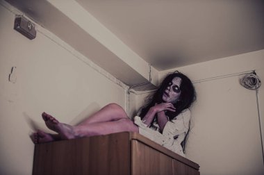 Asyalı kadın makyajı hayaleti, arka plan korku sahnesi, Cadılar Bayramı festivali konsepti, hayalet filmleri afişi, dairede kızgın ruh.