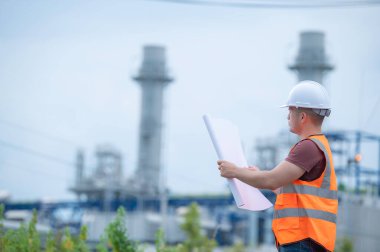 Elektrik santralinde çalışan iki mühendis, birlikte mutlu bir şekilde çalışıp, sorunu çözümlemede birbirlerine yardım ederek, kalkınma yönergeleri hakkında danışmanlık yaparak,