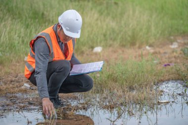 Çevre mühendisleri su kalitesini inceler, suyu test etmek için laboratuvara getirir, su ve topraktaki mineral içeriğini kontrol eder, su kaynaklarındaki kirleticileri kontrol ederler..