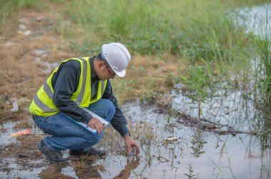 Çevre mühendisleri su kalitesini inceler, suyu test etmek için laboratuvara getirir, su ve topraktaki mineral içeriğini kontrol eder, su kaynaklarındaki kirleticileri kontrol ederler..