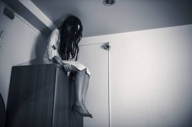 Asyalı kadın makyajı hayaleti, arka plan korku sahnesi, Cadılar Bayramı festivali konsepti, hayalet filmleri afişi, dairede kızgın ruh.