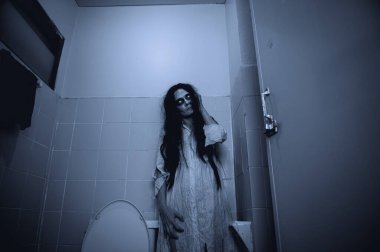 Asyalı kadın makyajı hayaleti, arka plan korku sahnesi, Cadılar Bayramı festivali konsepti, hayalet filmleri afişi, dairede kızgın ruh.