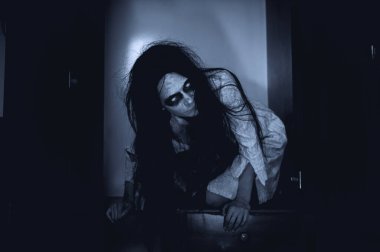 Asyalı kadın makyajı hayaleti, arka plan korku sahnesi, Cadılar Bayramı festivali konsepti, hayalet filmleri afişi, dairede kızgın ruh.