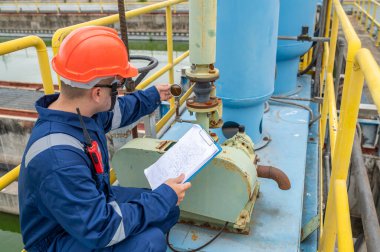 Su tesisi bakım teknisyenleri, makine mühendisleri su arıtma tesisinin kontrol sistemini kontrol edin..