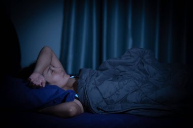 Asyalı kadınların büyük endişeleri var. Bu yüzden uyuyamıyor. İş stresi yüzünden.