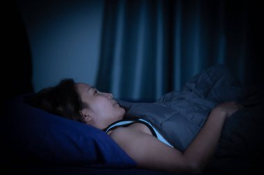 Asyalı kadınların büyük endişeleri var. Bu yüzden uyuyamıyor. İş stresi yüzünden.