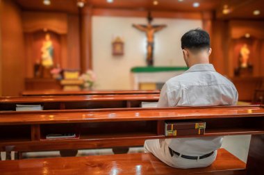 Hristiyan adam Tanrı 'dan dua ediyor, Asyalı adam İsa' ya dua ediyor.