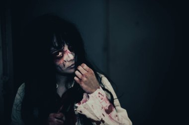 Asyalı kadın makyajı hayaleti, arka plan korku sahnesi, Cadılar Bayramı festivali konsepti, hayalet filmleri afişi, dairede kızgın ruh.