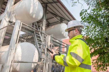 Mühendislerin çalıştığı yer sıvı helyum, önleyici bakım programı kontrolü, Taylandlılar
