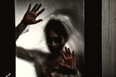 Cadılar Bayramı festivali konsepti, Siluet Asyalı kadın makyajı hayalet yüzü, gelin zombi avcısı, korku filmi duvar kağıdı ya da poster