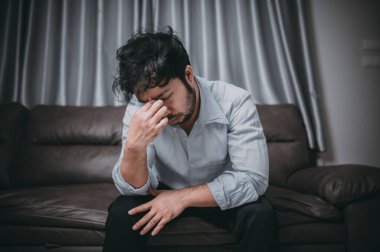 Asyalı yakışıklı adam aşırı iş yükünden dolayı stresli, yorgun erkek şirketten bir sürü iş ve depresyon riskinden sonra eve dönüyor.