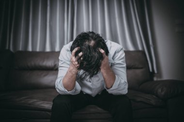 Asyalı yakışıklı adam aşırı iş yükünden dolayı stresli, yorgun erkek şirketten bir sürü iş ve depresyon riskinden sonra eve dönüyor.