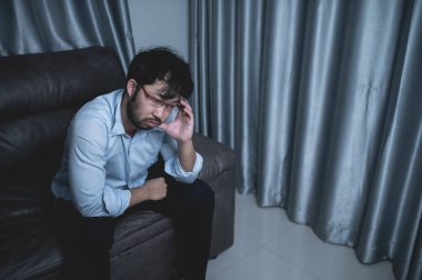 Asyalı yakışıklı adam aşırı iş yükünden dolayı stresli, yorgun erkek şirketten bir sürü iş ve depresyon riskinden sonra eve dönüyor.