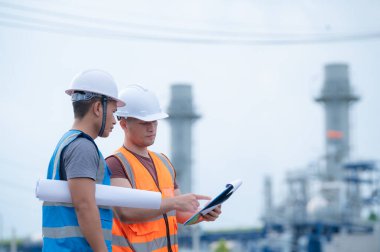 Elektrik santralinde çalışan iki mühendis, birlikte mutlu bir şekilde çalışıp, sorunu çözümlemede birbirlerine yardım ederek, kalkınma yönergeleri hakkında danışmanlık yaparak,