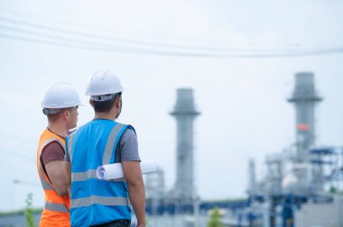 Elektrik santralinde çalışan iki mühendis, birlikte mutlu bir şekilde çalışıp, sorunu çözümlemede birbirlerine yardım ederek, kalkınma yönergeleri hakkında danışmanlık yaparak,