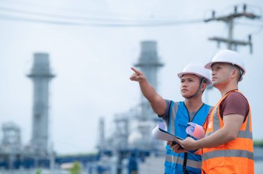 Elektrik santralinde çalışan iki mühendis, birlikte mutlu bir şekilde çalışıp, sorunu çözümlemede birbirlerine yardım ederek, kalkınma yönergeleri hakkında danışmanlık yaparak,