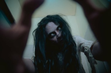 Asyalı kadın makyajı hayaleti, arka plan korku sahnesi, Cadılar Bayramı festivali konsepti, hayalet filmleri afişi, dairede kızgın ruh.